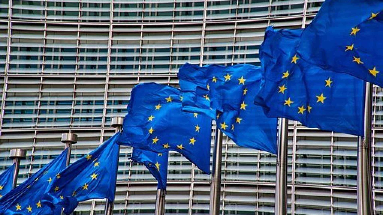 Bruxelles: AstraZeneca fornisca tutte le dosi. Nuove regole per i viaggi