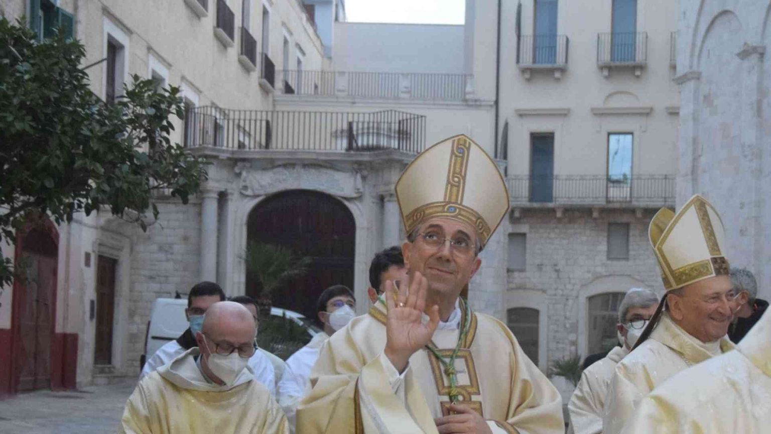 «È tempo della condivisione»: l'ingresso del nuovo arcivescovo Satriano