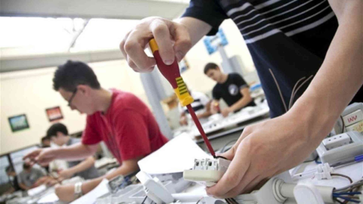 Manifatturiero in controtendenza su lavoro e occupazione