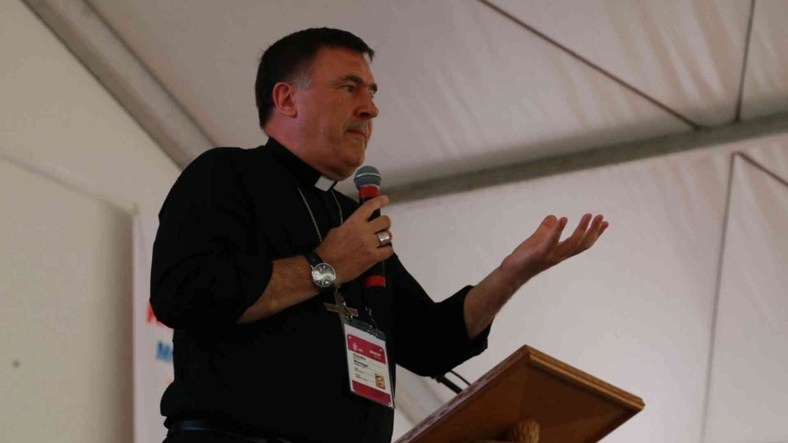 Uno sguardo e un inchino. Così lo «scambio della pace»