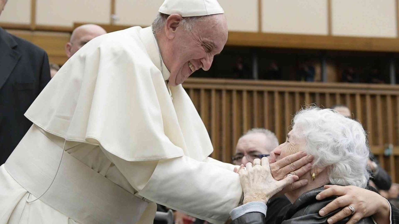 Il Papa: a luglio la prima Giornata mondiale dei nonni e degli anziani