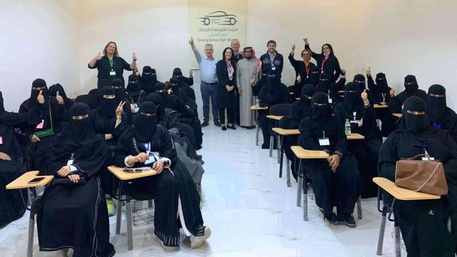 A.A.A. Istruttrici di guida cercansi per aiutare le donne arabe