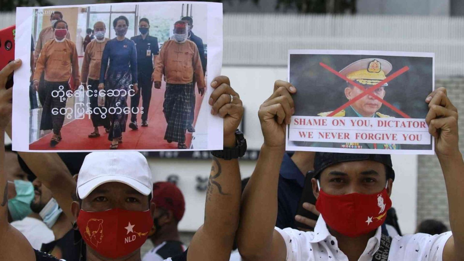 Le accuse a Suu Kyi: detenzione di walkie-tolkie. Medici in sciopero