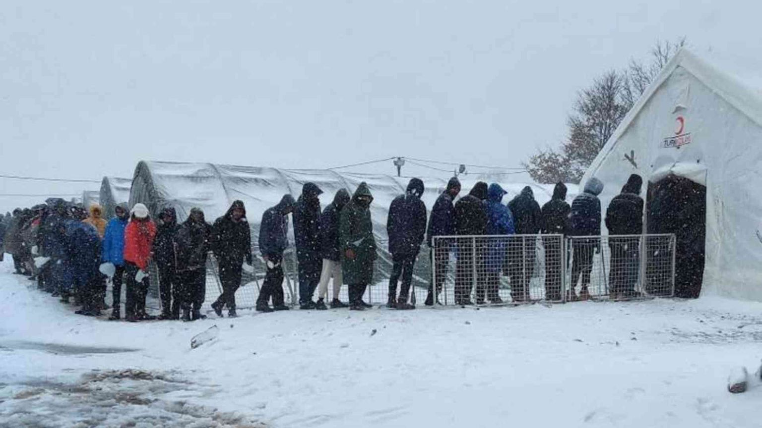 Nella neve congelano le speranze dei migranti: l'Europa si è fermata a Lipa