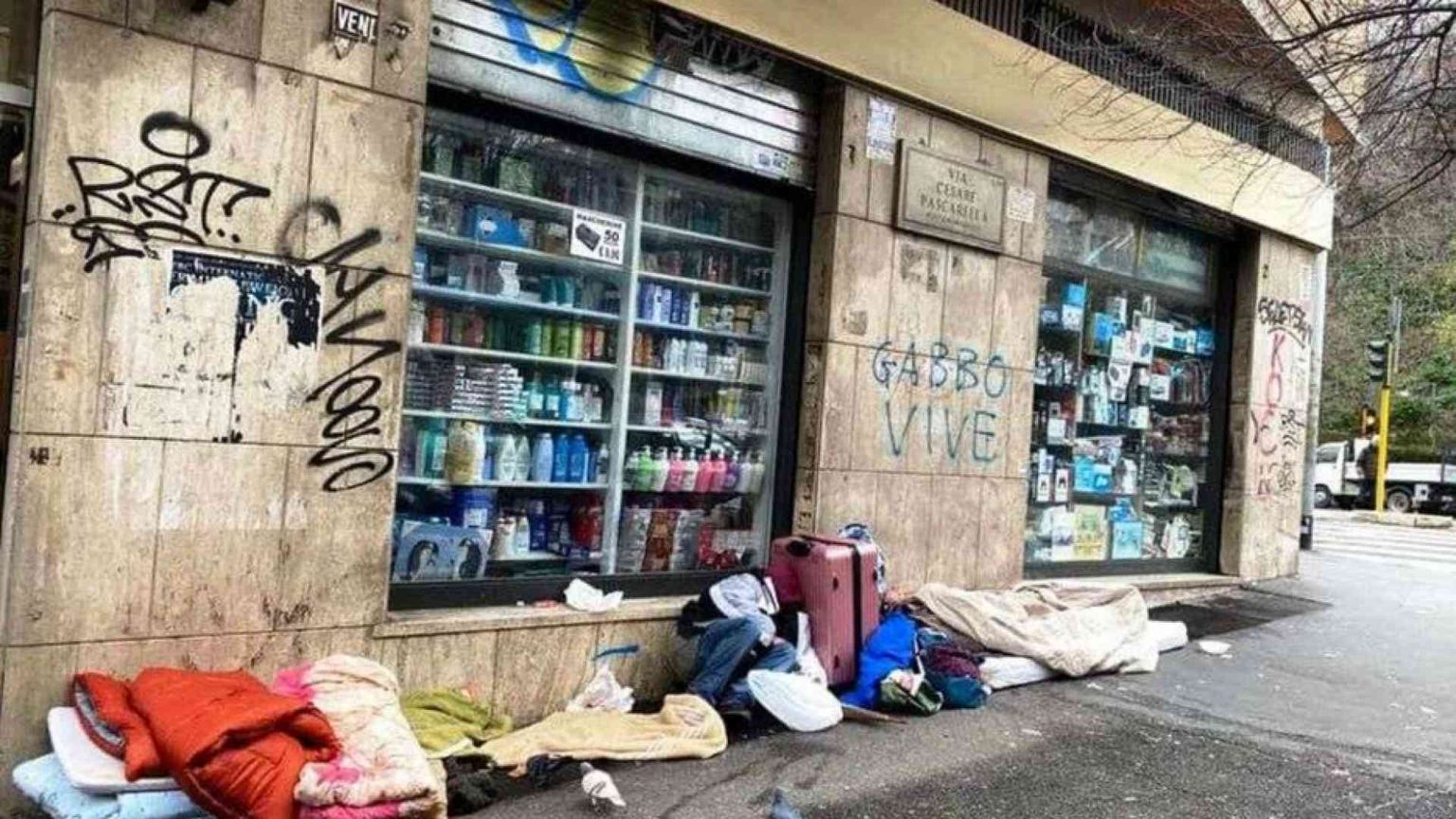 Roma, vigili gettano coperte di senzatetto: costretti a dormire all'addiaccio