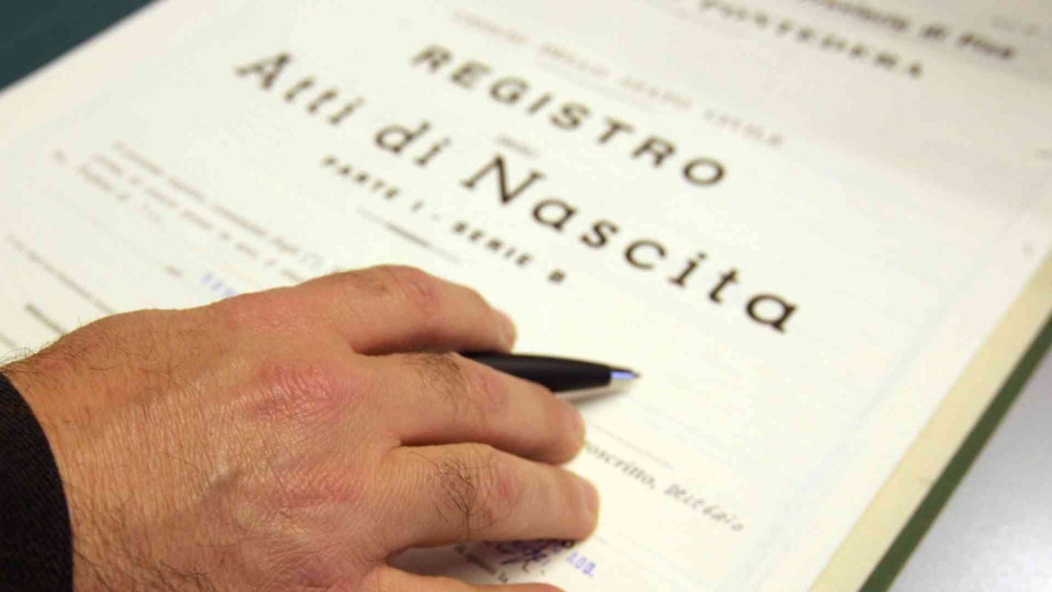 «Cognome del padre, retaggio patriarcale: basta disparità»