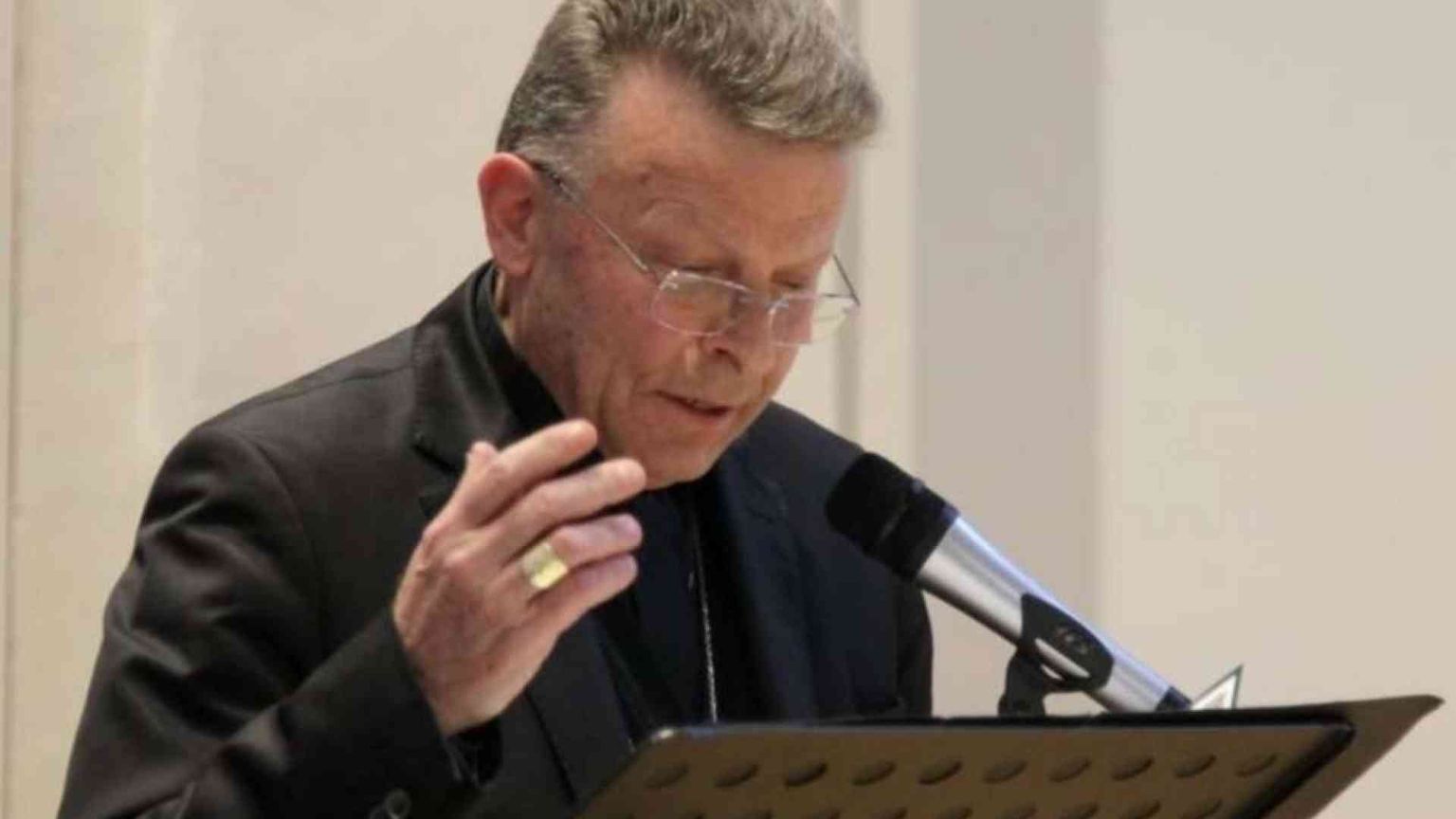 Il vescovo Trasarti ricoverato in ospedale per il coronavirus