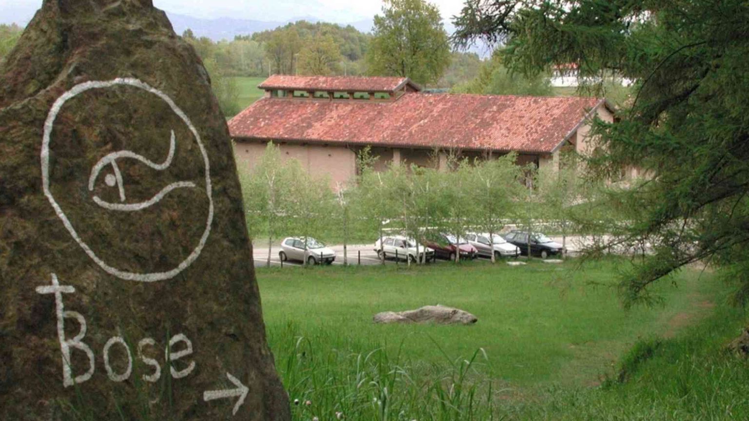 «Più rispetto per le decine di monaci che qui pregano e studiano»