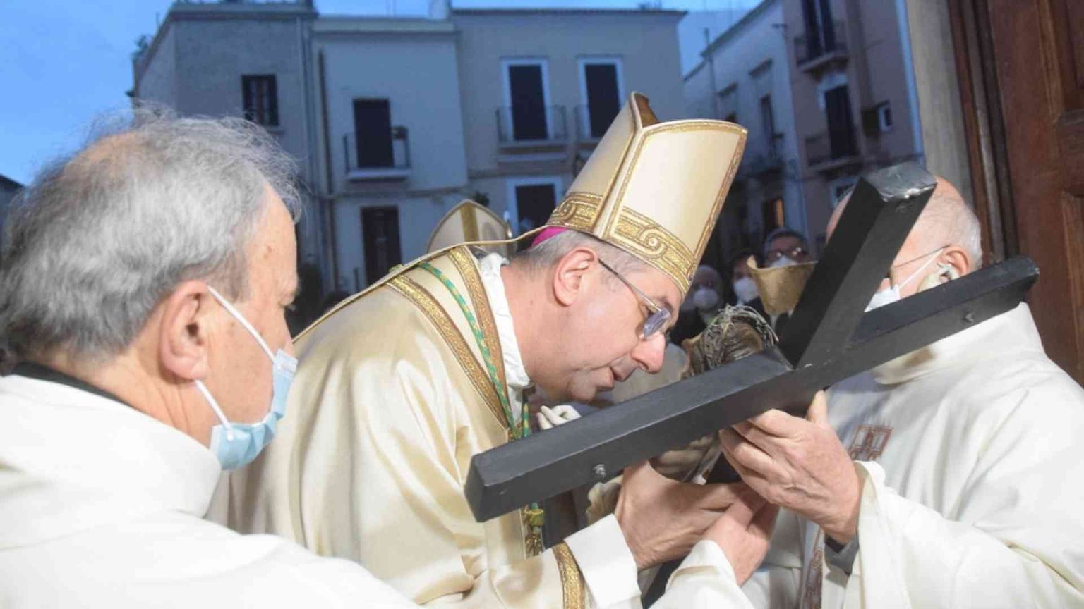 Ricoverato in ospedale l'arcivescovo di Bari-Bitonto, positivo al Covid