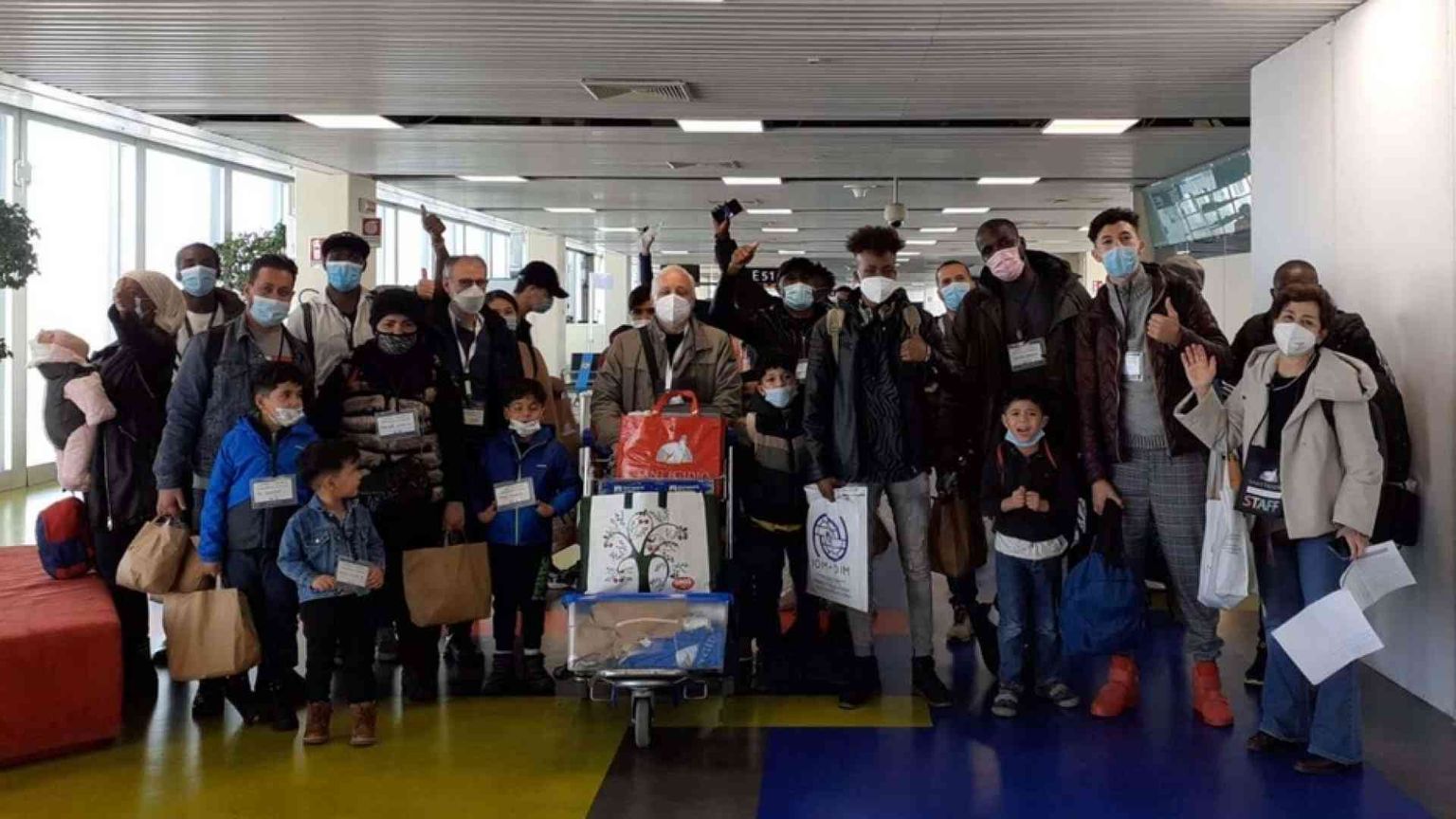 Arrivati a Fiumicino 27 profughi da Lesbo