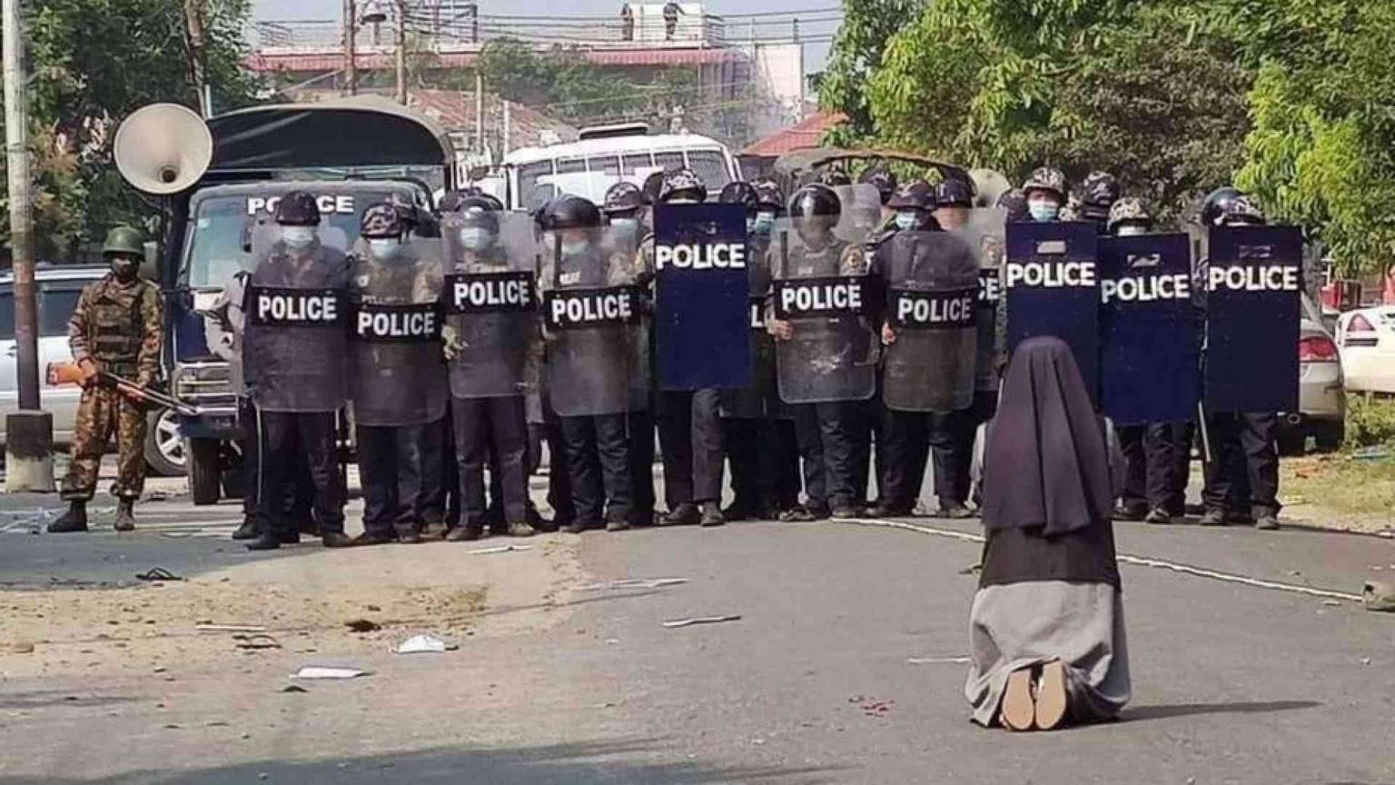 Suu Kyi riappare in video. La foto-icona della suora davanti alla polizia