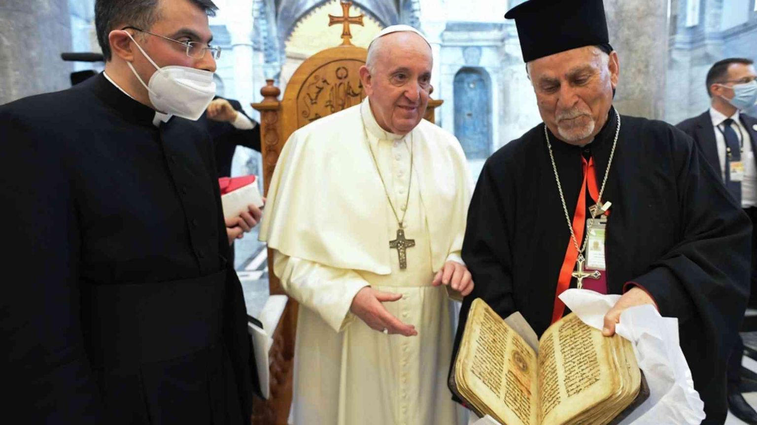Il Papa riporta a Qaraqosh il libro sacro salvato dall'odio del Daesh