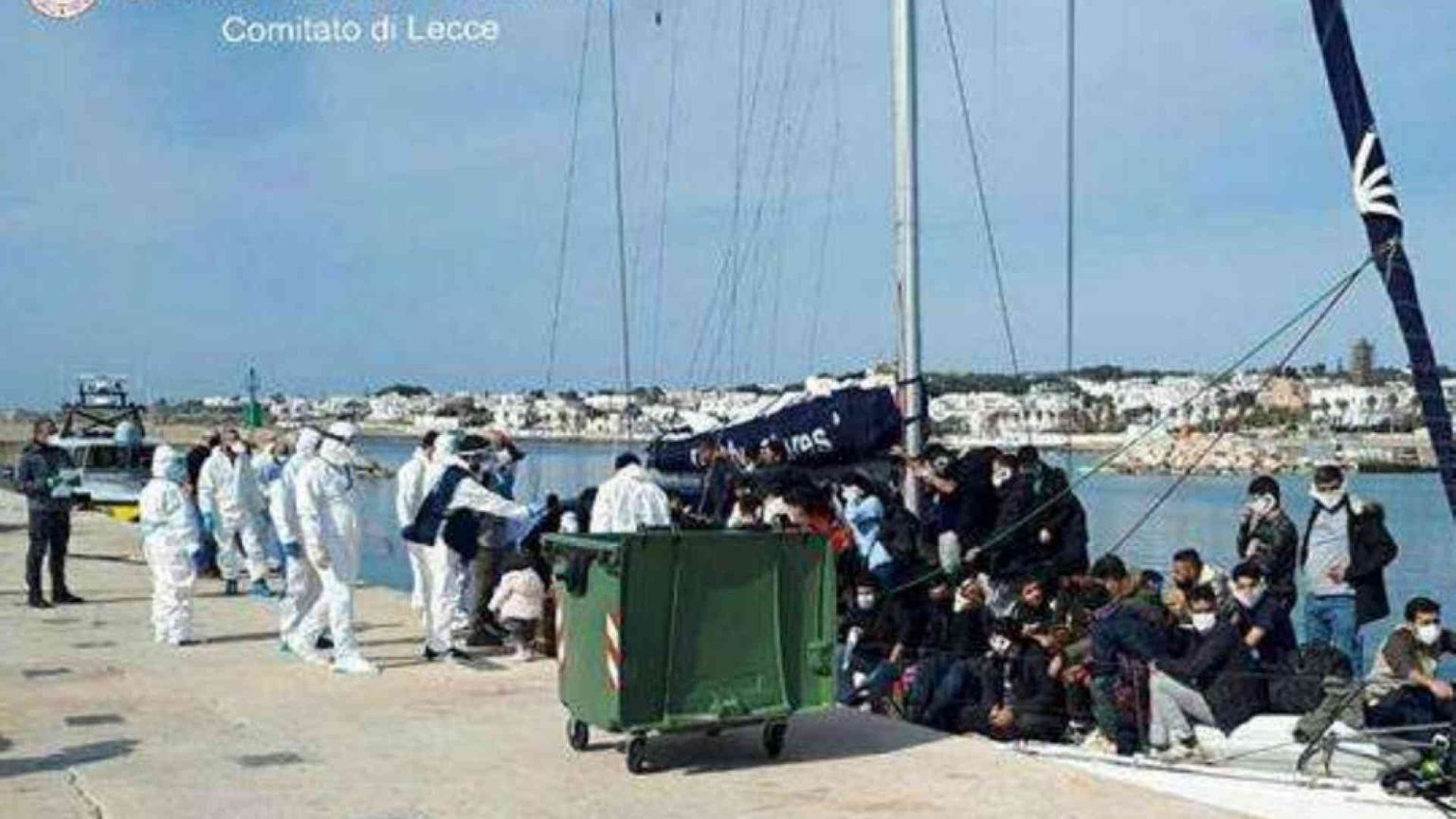 La barca a vela dei 112 migranti. Ma è "giallo" sulla nave madre