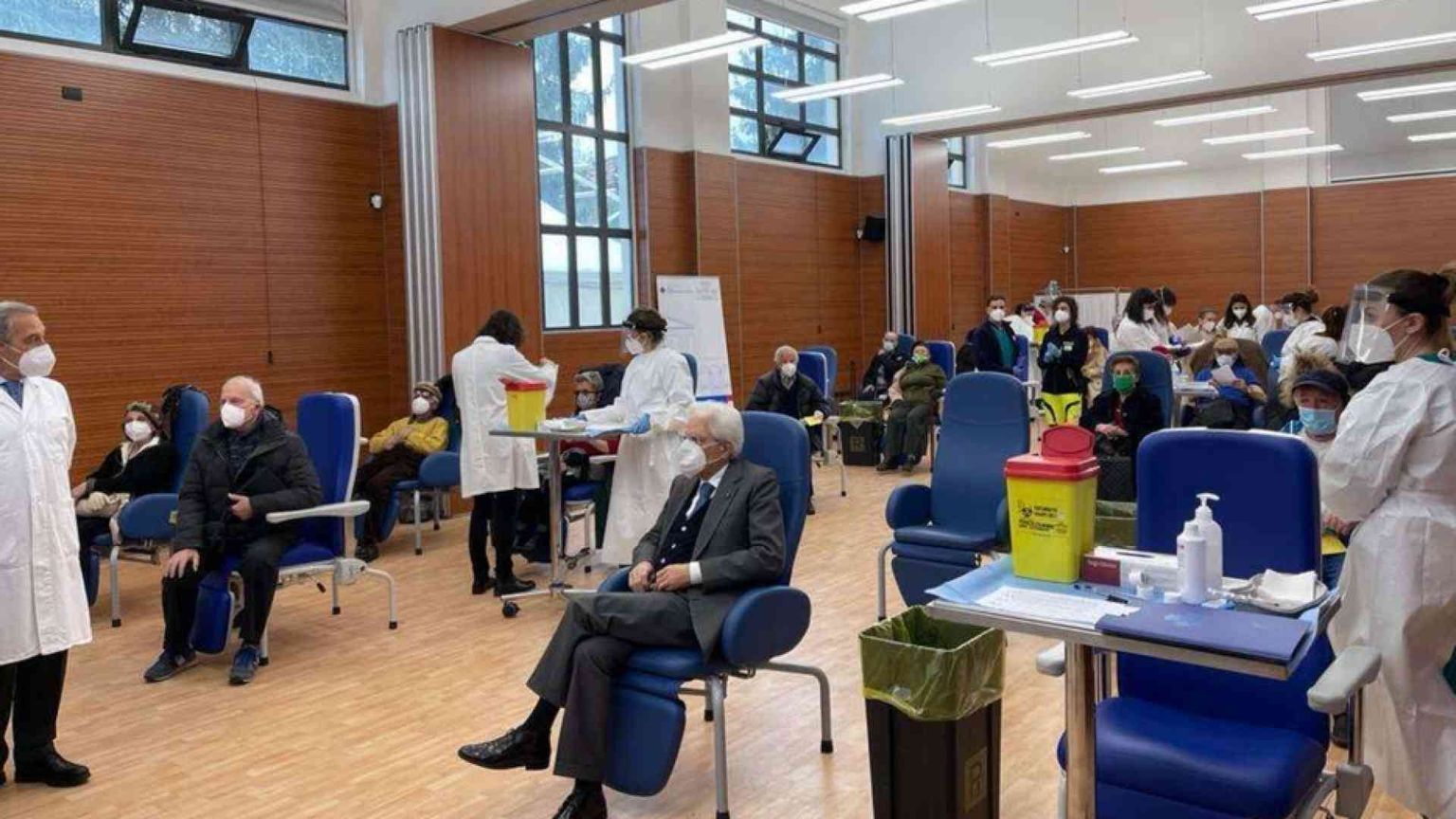 Mattarella vaccinato. Johnson&Johnson alla Ue: dubbi sulle dosi, poi rassicura