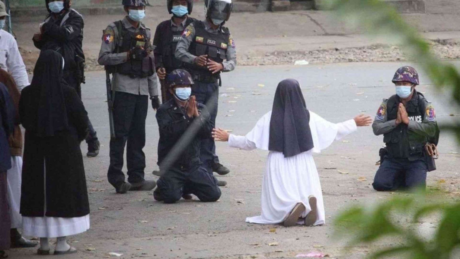 La suora eroina di Myanmar: "Ai militari ho detto: uccidete me"