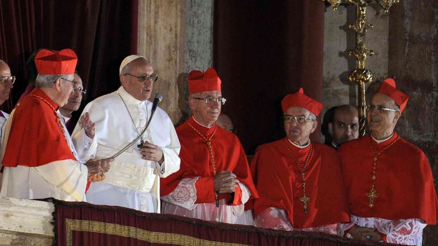 Da Manzoni a Borges e Neruda ecco la «biblioteca» di Francesco