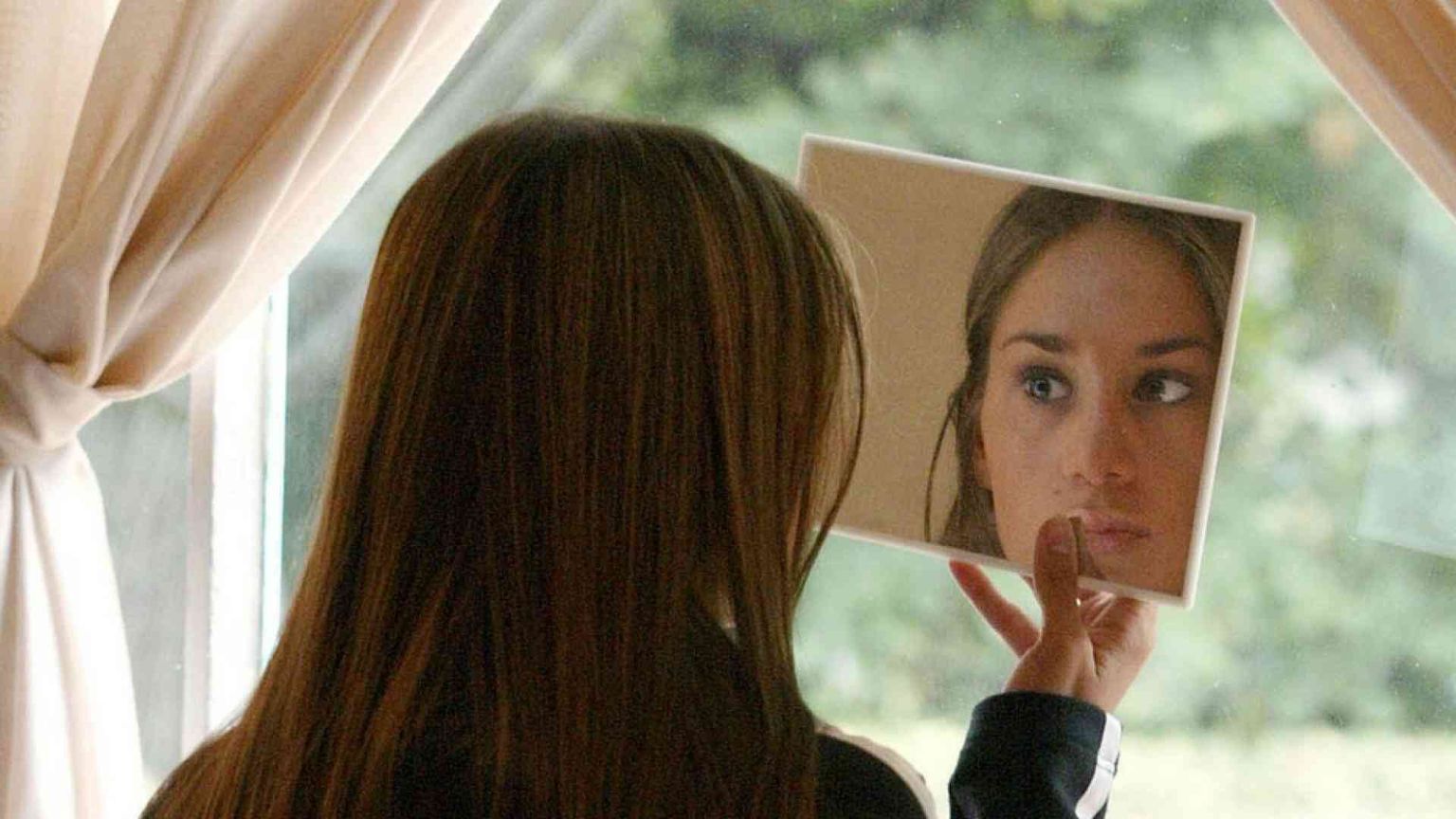 Boom dei disturbi alimentari, ecco il virus degli adolescenti