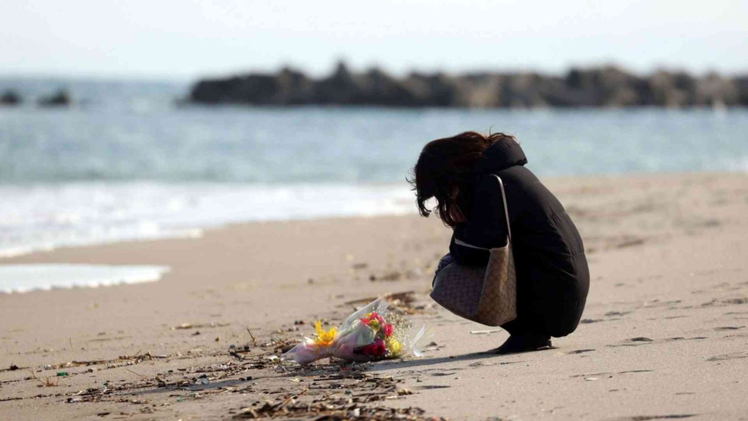 Da 7 anni s'immerge cercando la moglie scomparsa nello tsunami