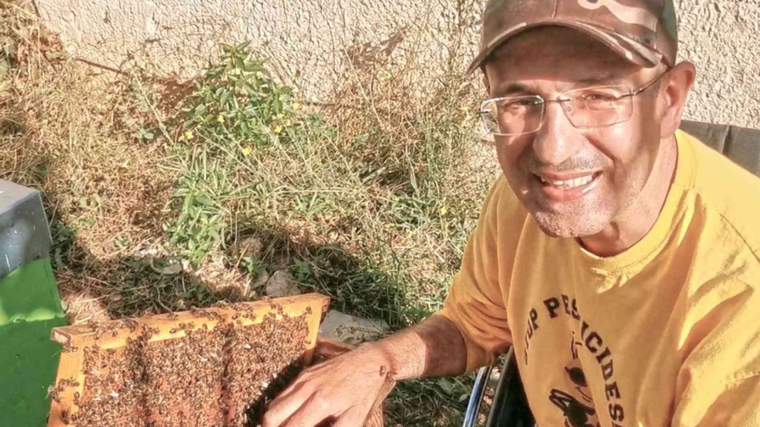 Andrea in sedia a rotelle tra le api per aprire gli alveari ai disabili