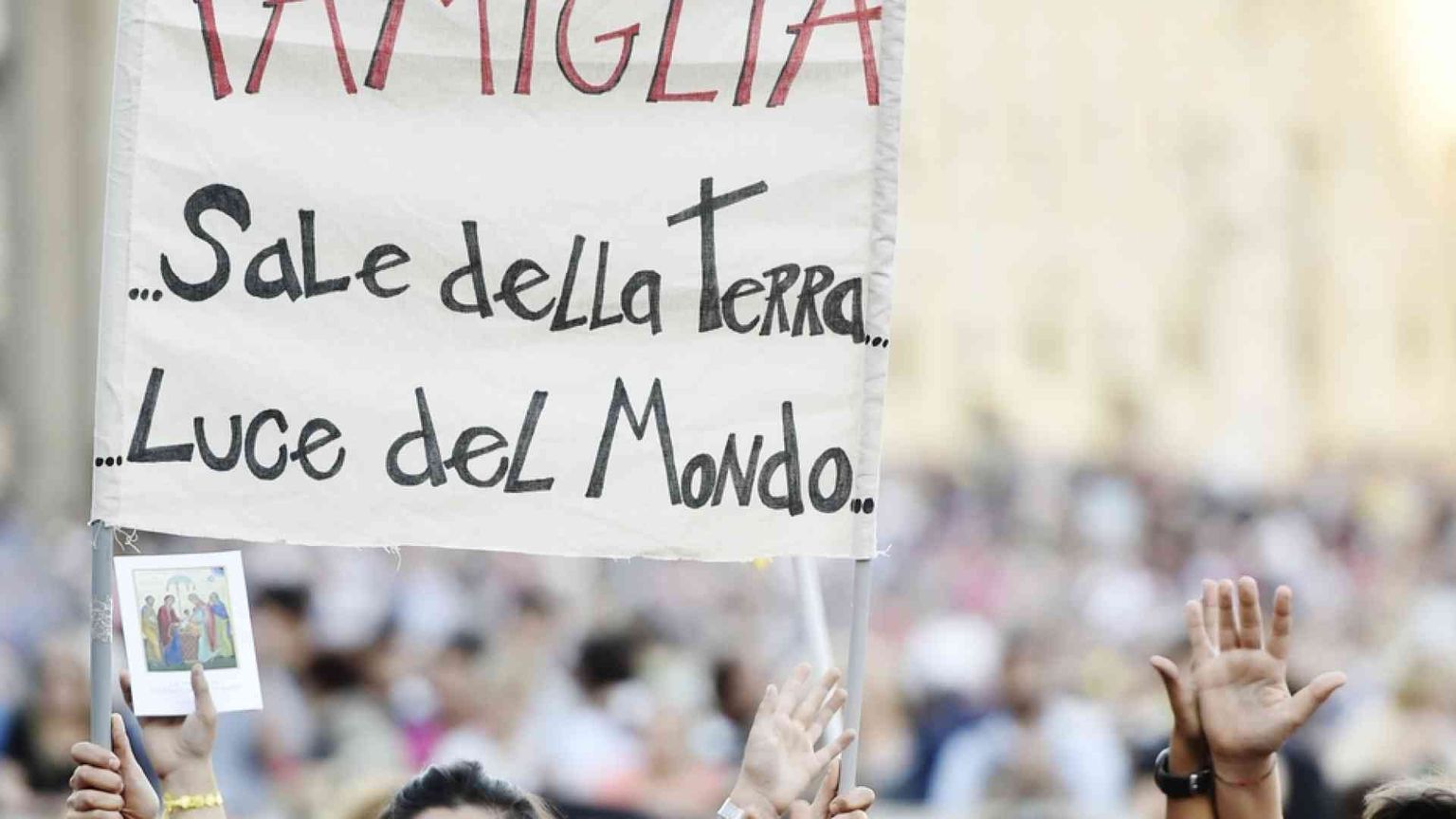 Il Papa: proteggiamo la famiglia da ciò che ne compromette la bellezza