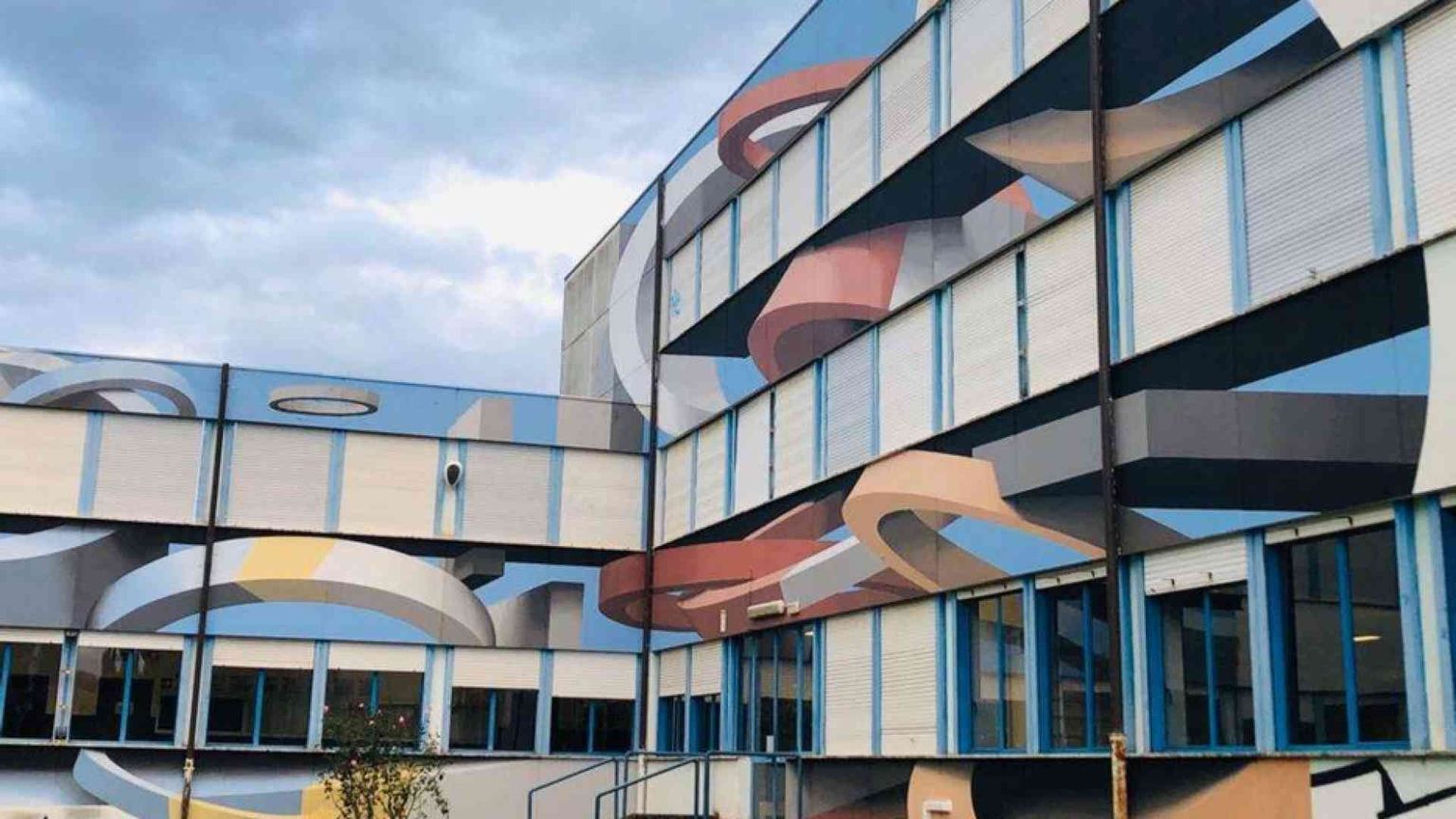 Performer a luci rosse in cattedra al liceo, genitori in rivolta