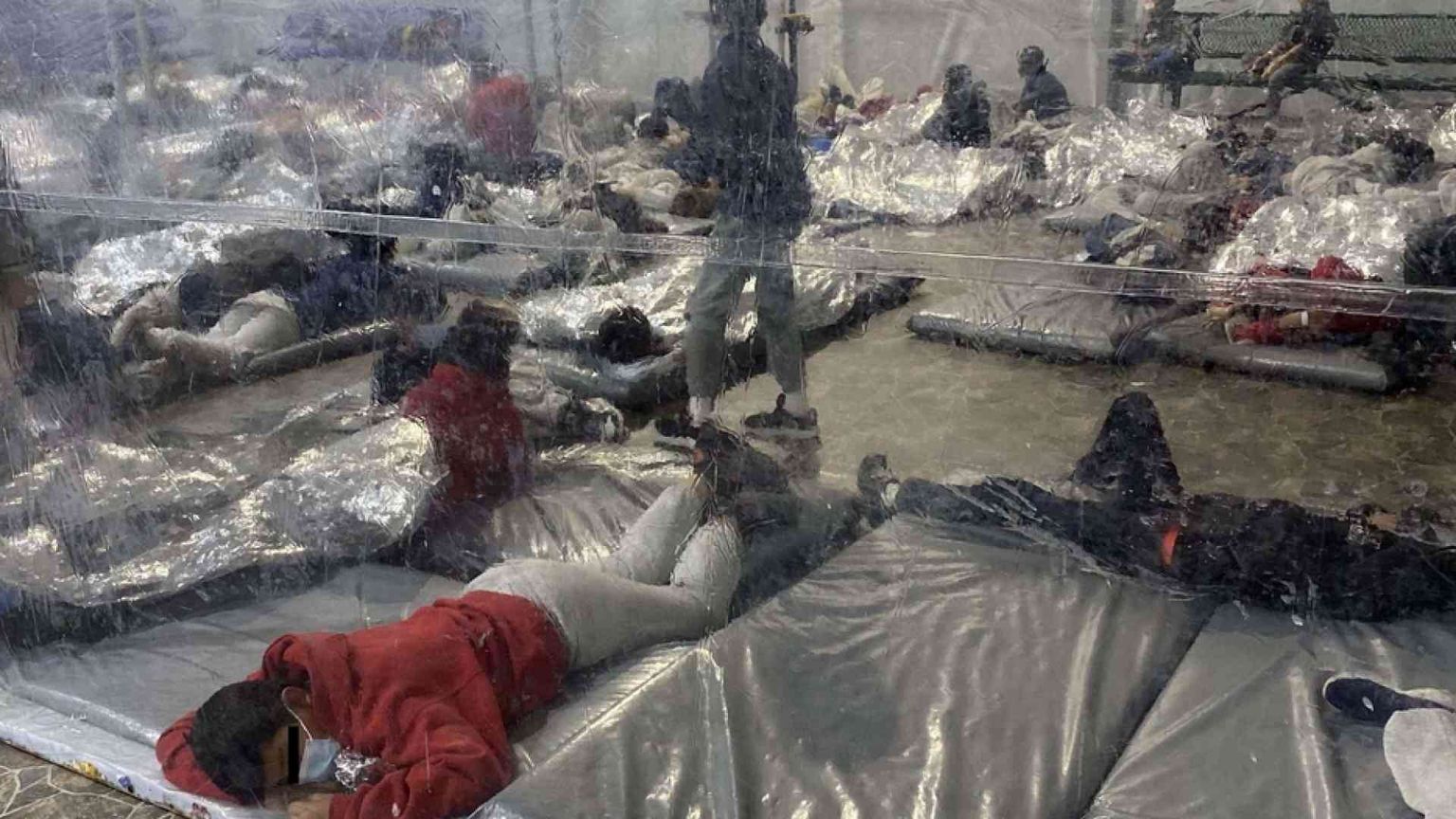 Foto-choc dei migranti: crisi di confine per Biden