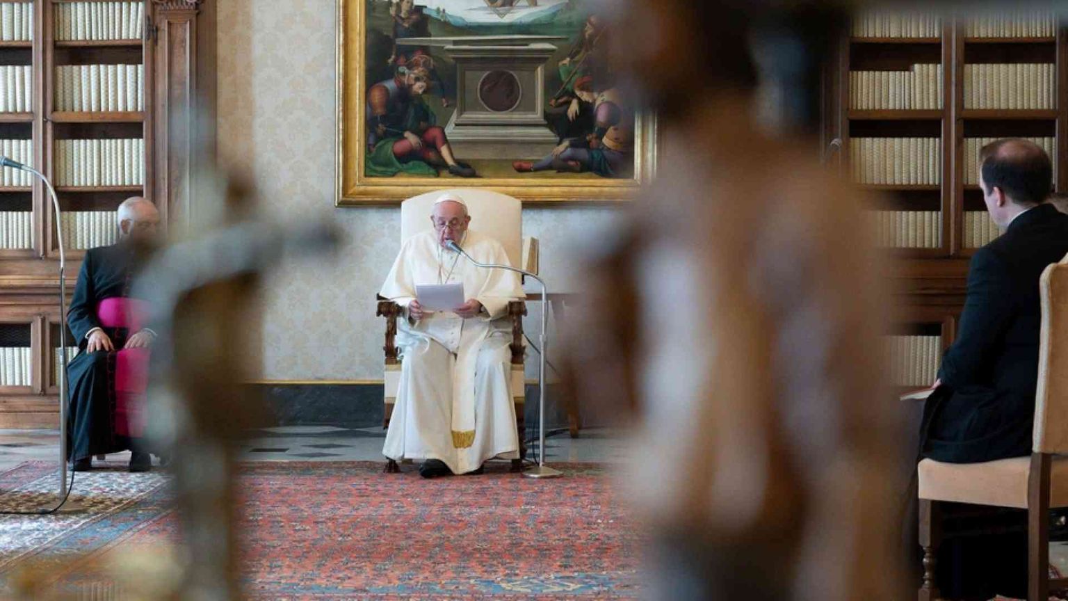 Il Papa: Maria ha confortato le persone morte sole nella pandemia
