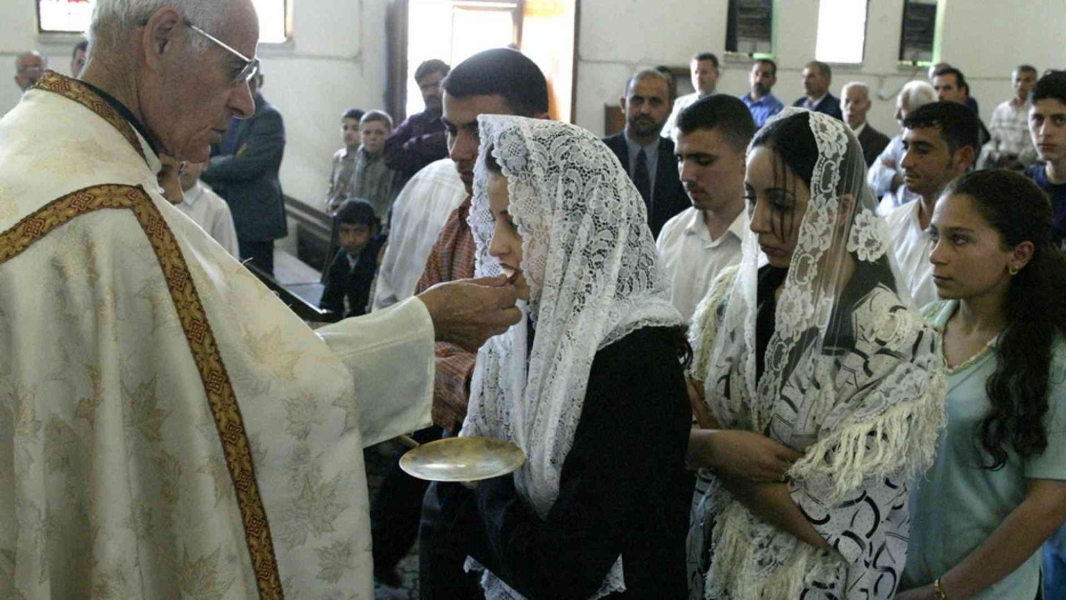 Più sacerdoti e diaconi permanenti. Ma vocazioni in calo
