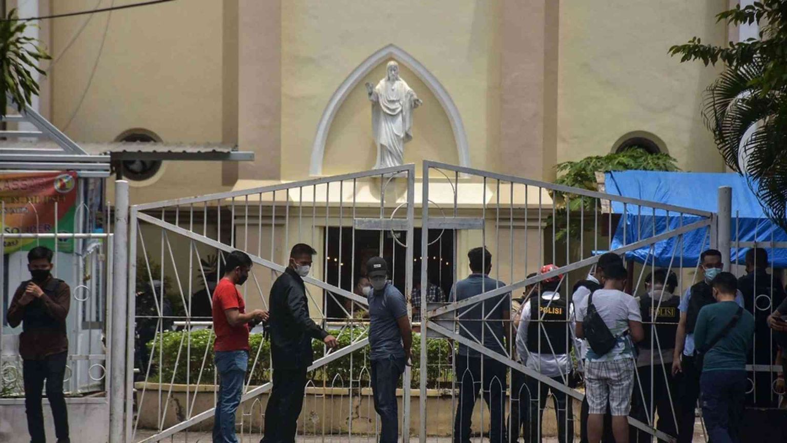 Domenica Palme, kamikaze jihadisti fuori dalla cattedrale. Decine di feriti