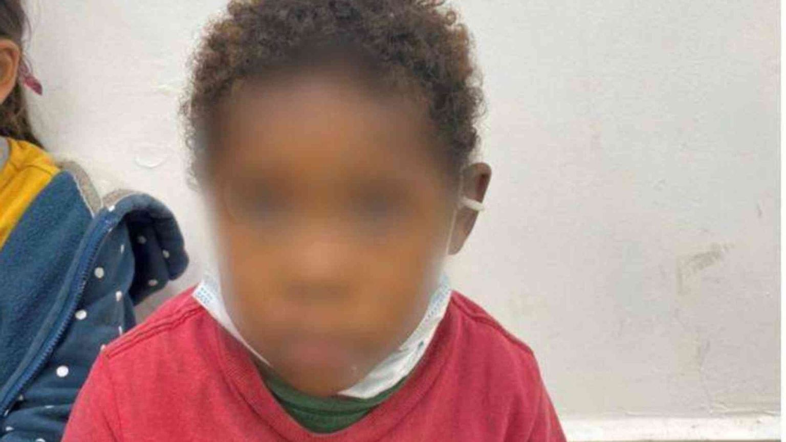 Bambino di 4 anni vaga da solo al confine messicano