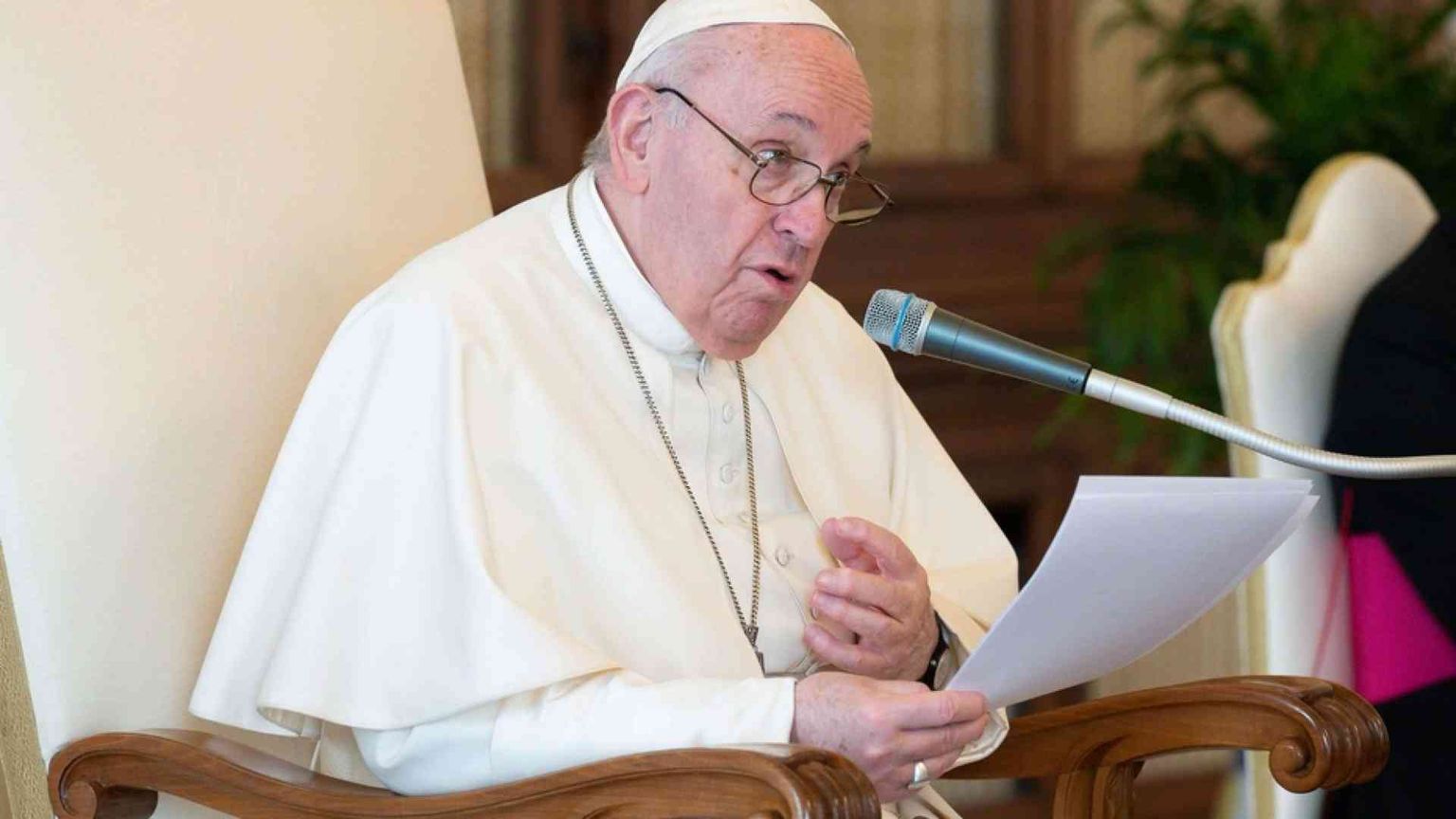 Papa: non dimentichiamo i tanti crocifissi di oggi