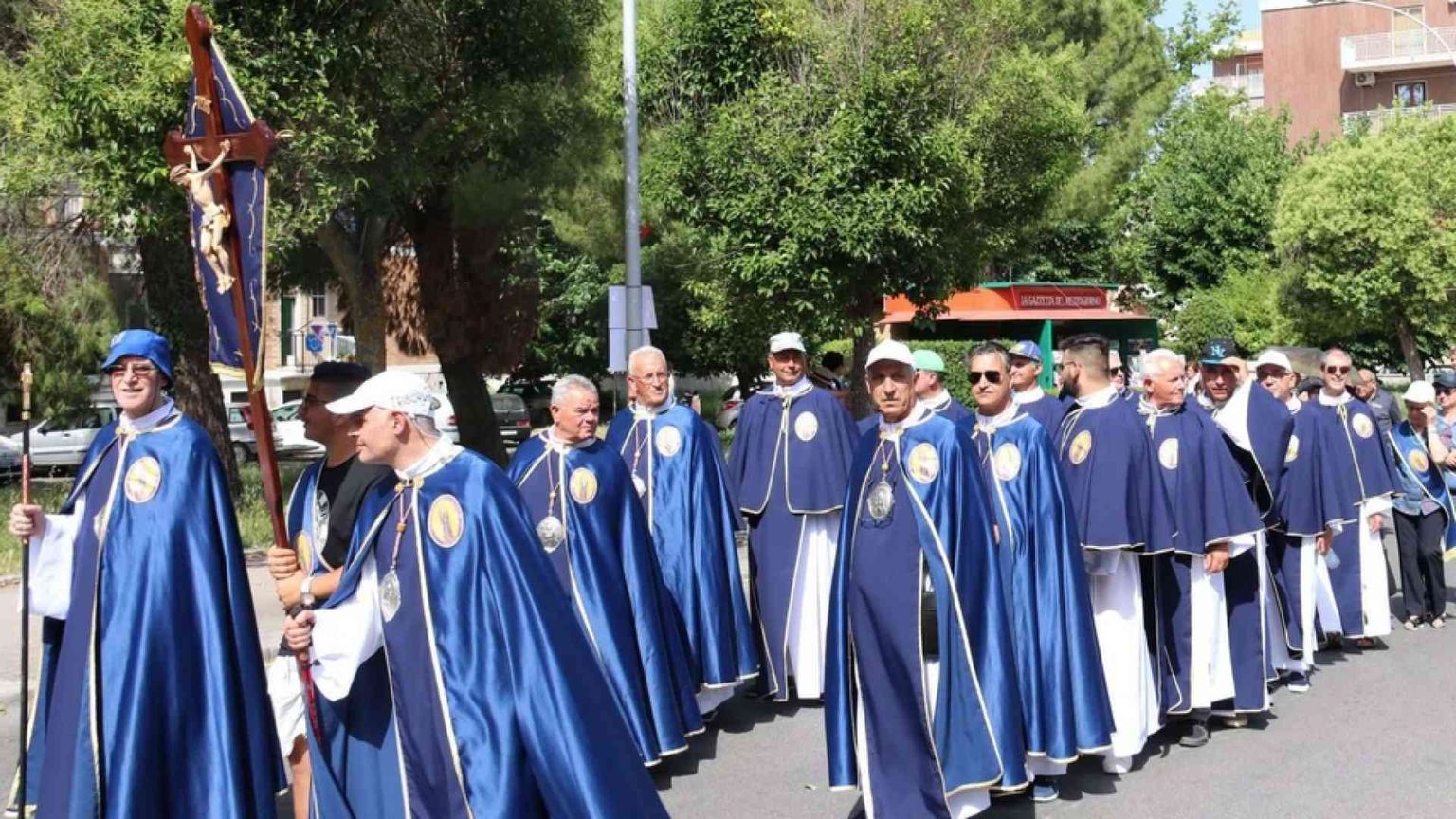 Niente processioni a Pasqua. Ma la pietà popolare è «social»