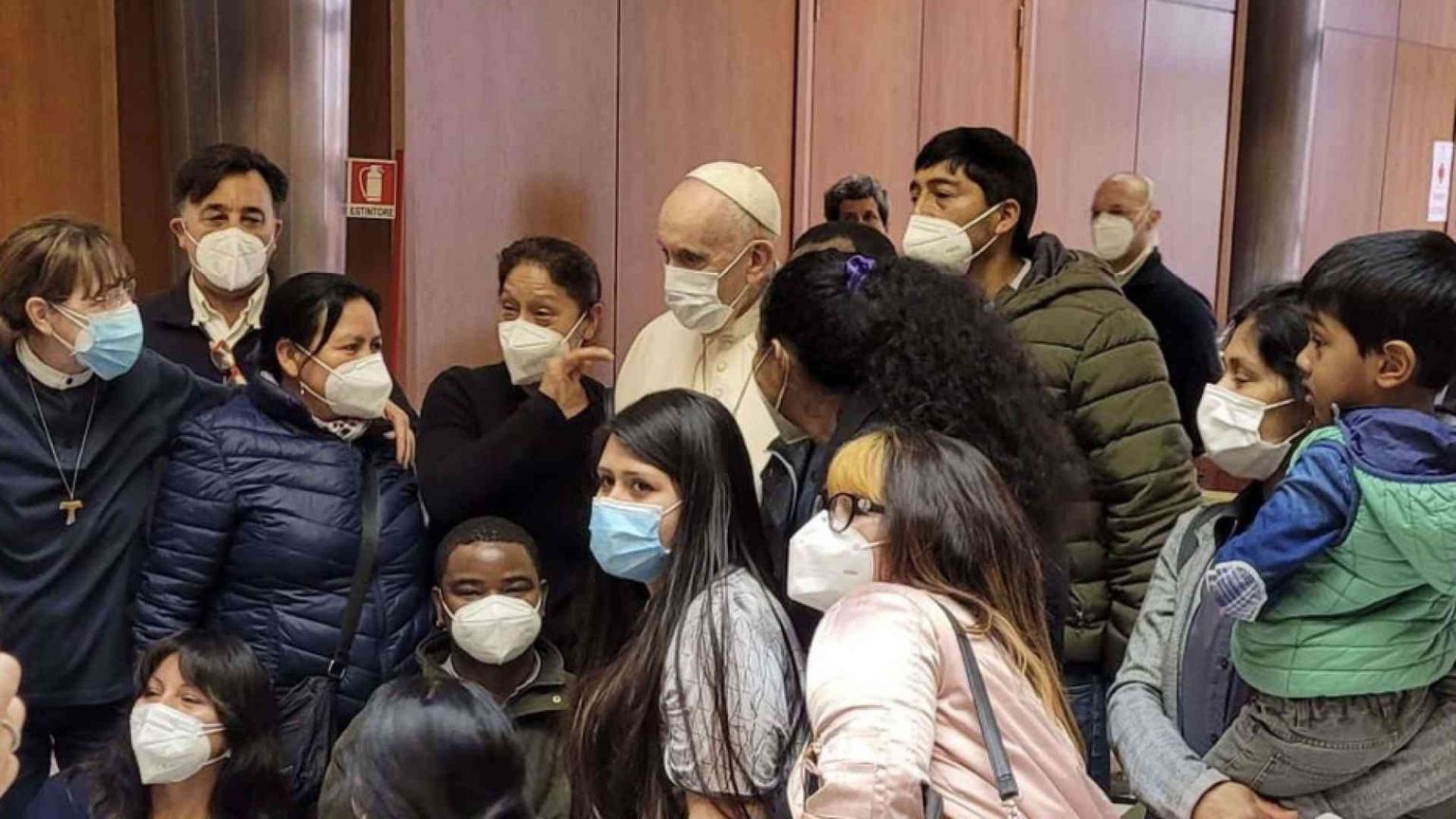 Il Papa è andato a salutare i senza dimora durante le vaccinazioni / Foto