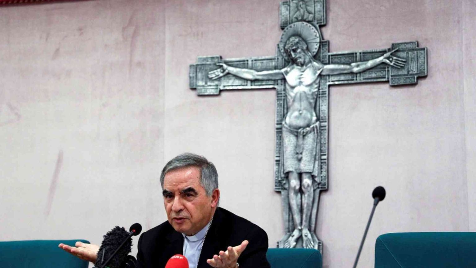 Francesco celebra la Messa in Coena Domini a casa del cardinale Becciu