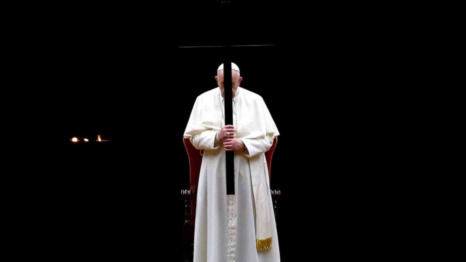 L'abbraccio di papa Francesco ai bambini della via Crucis