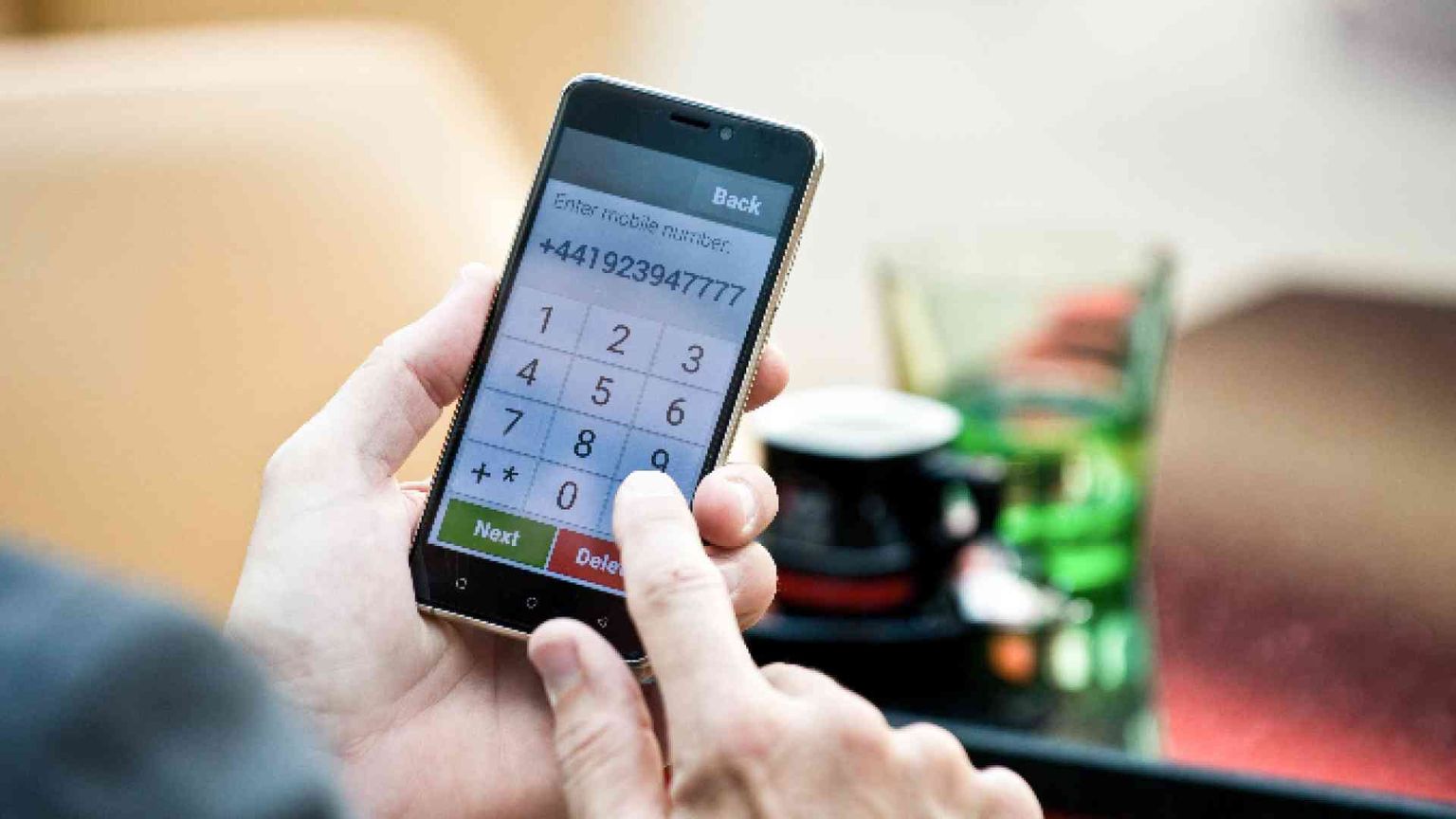 Gli anziani che usano lo smartphone