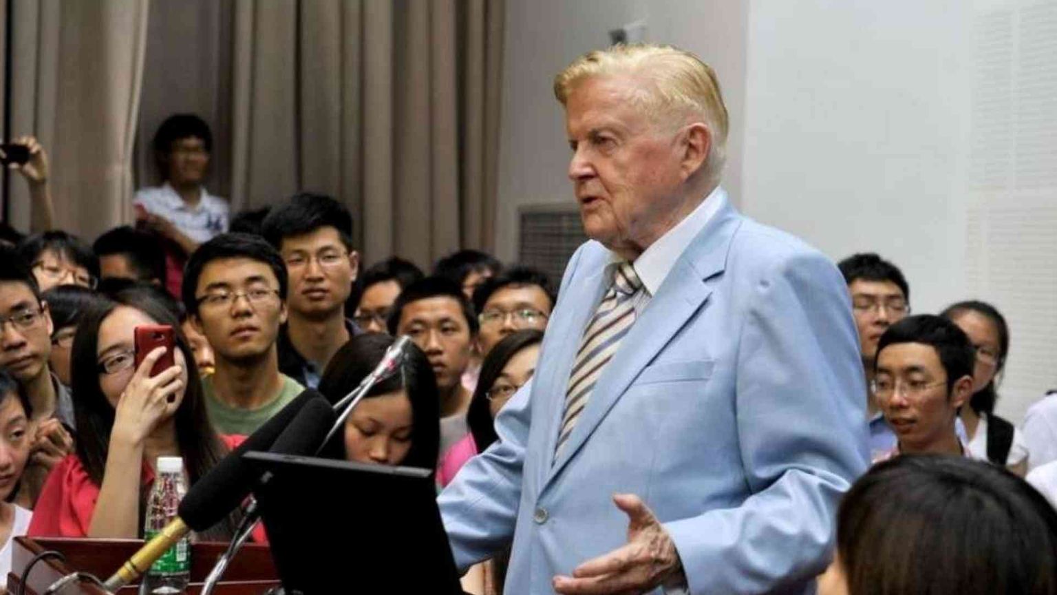 Mundell, il Nobel che pensò l'euro, ispirò Reagan, si trasferì in un castello