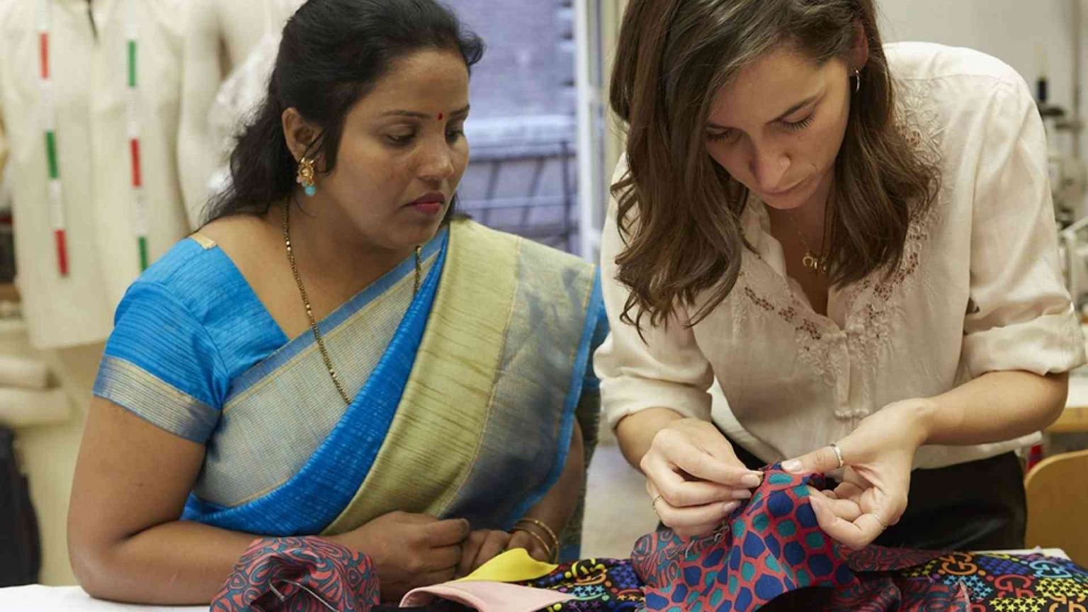 Le donne indiane cambiano vita grazie ai loro abiti tradizionali