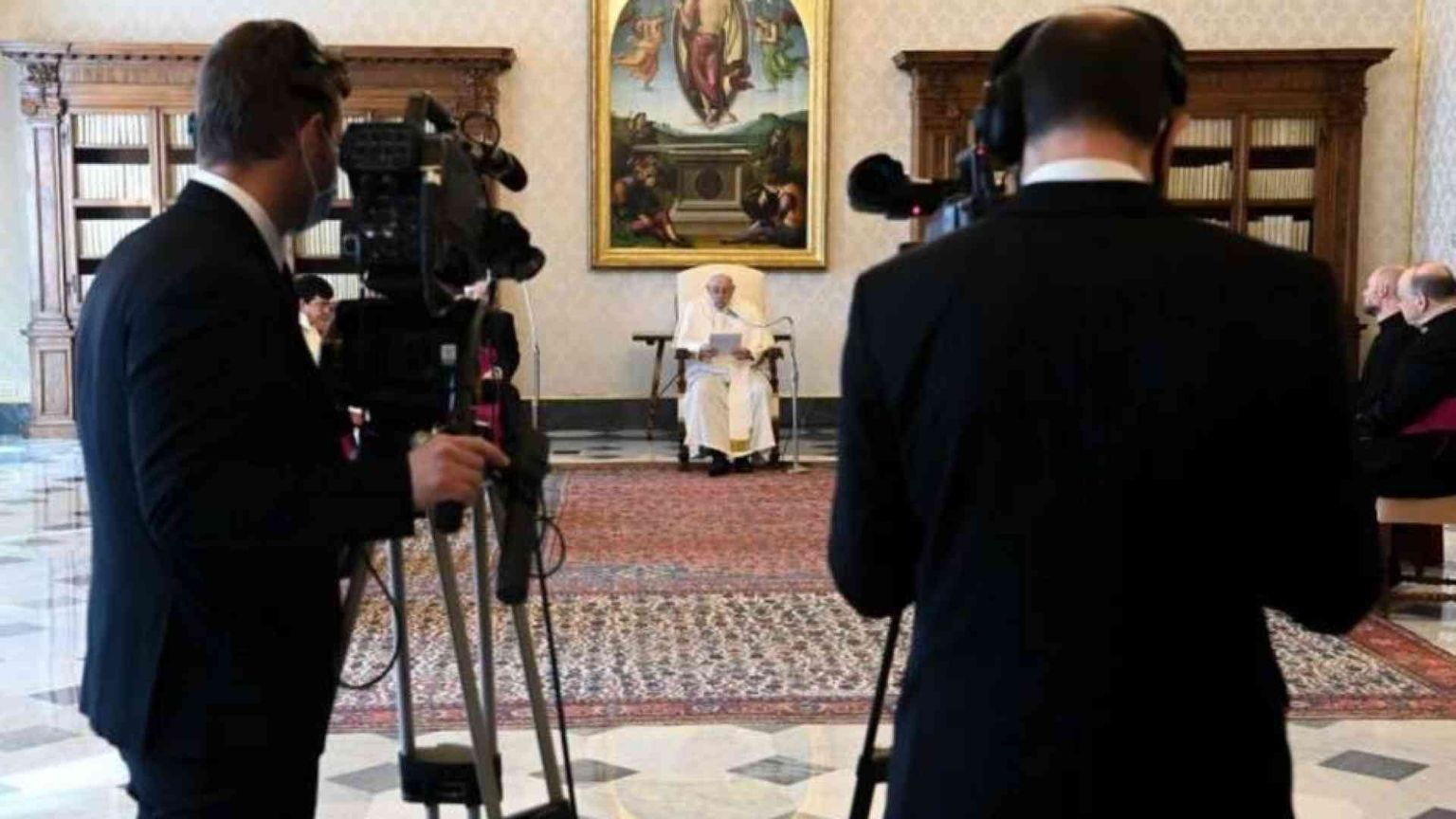 Il Papa: i santi non vanno adorati, loro ci rimandano a Cristo