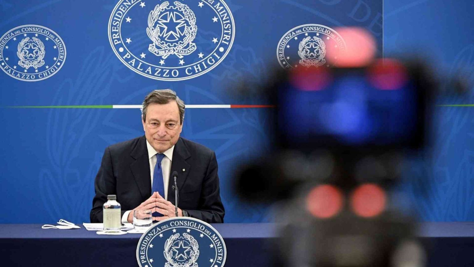 Draghi: più vaccini faremo, prima riapriremo. Turisti col certificato vaccinale