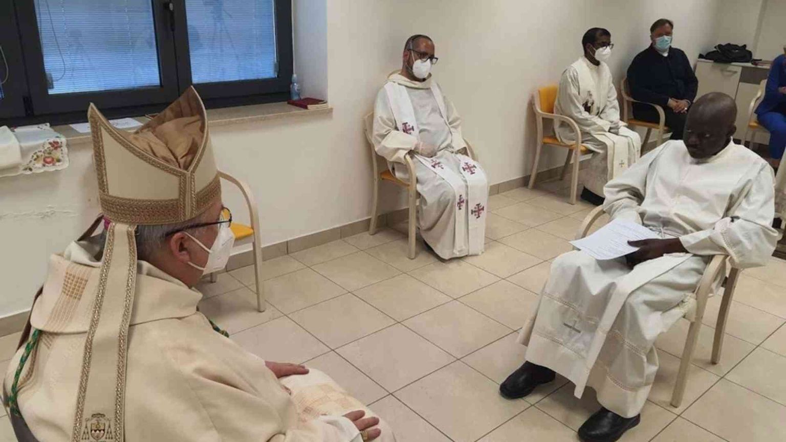 Padre Livinius ordinato sacerdote nell'hospice dove combatte la leucemia