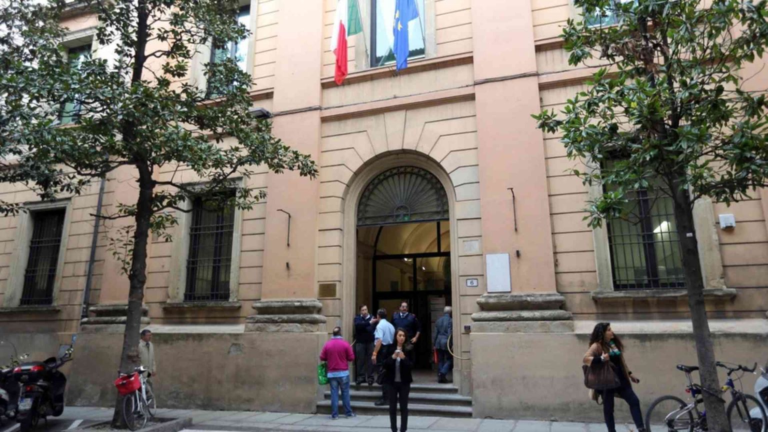 Bologna, il welfare va in tribunale: una madre accusa il Comune
