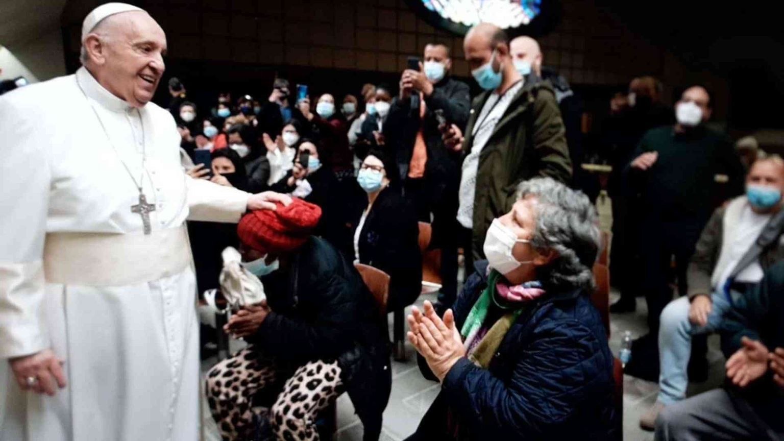 San Giorgio: il Papa festeggia l'onomastico con i poveri (che si vaccinano)