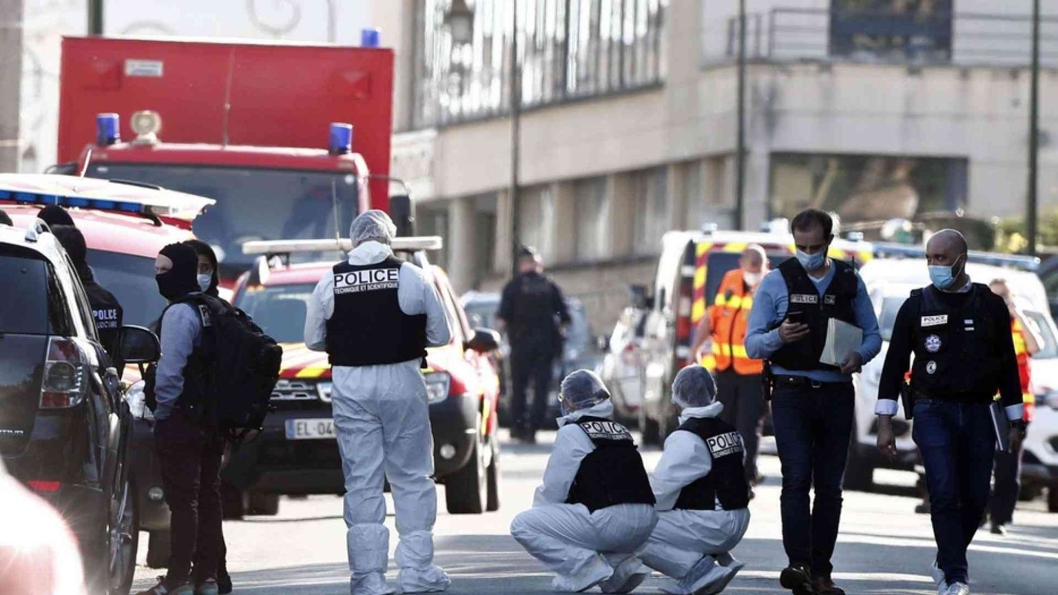 Francia, grida «Allah akbar» e taglia la gola a una poliziotta