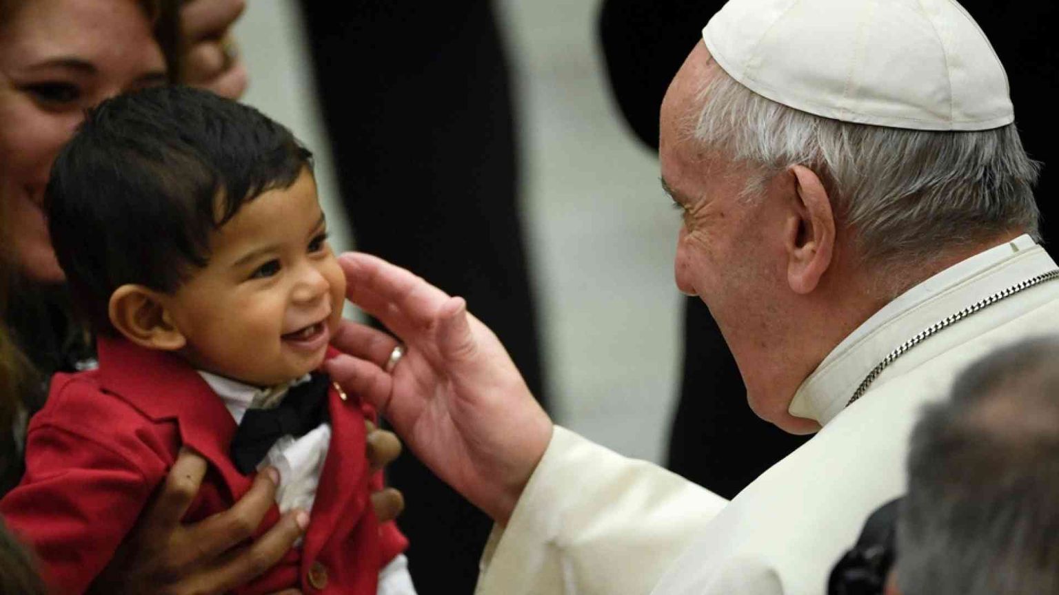 Il Papa aprirà gli Stati Generali della Natalità. Istat: nascite ancora giù