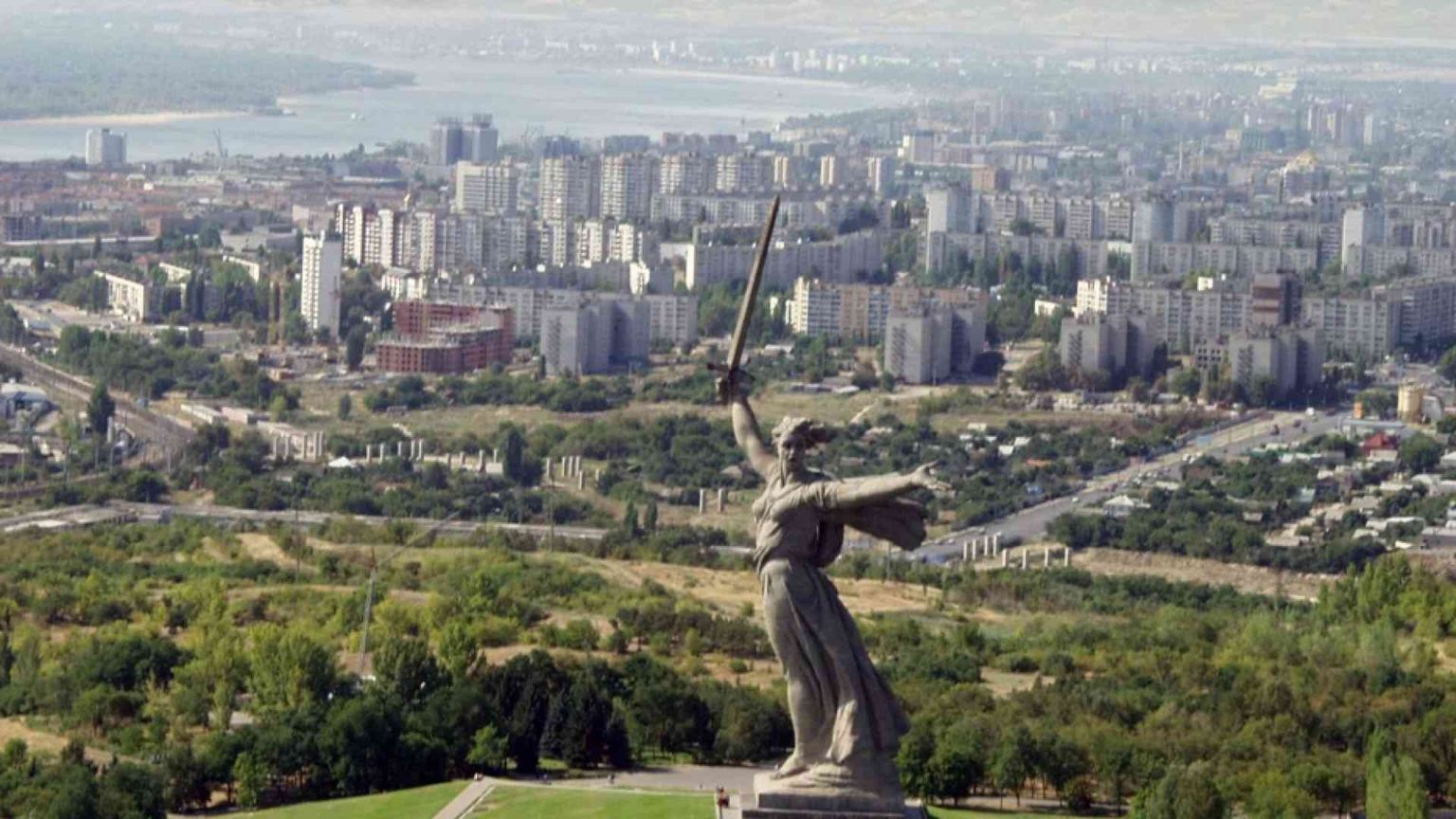 Vittime o eroi, memoria o ideologia: quando il monumento ci incatena alla storia