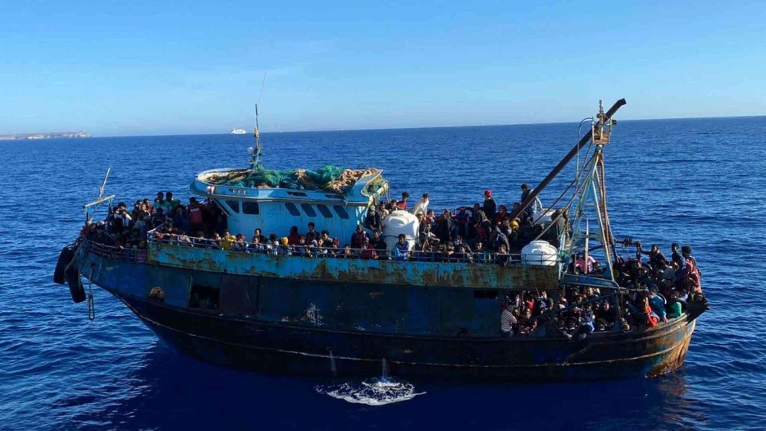 A Lampedusa 2mila migranti: è il ricatto dei trafficanti libici