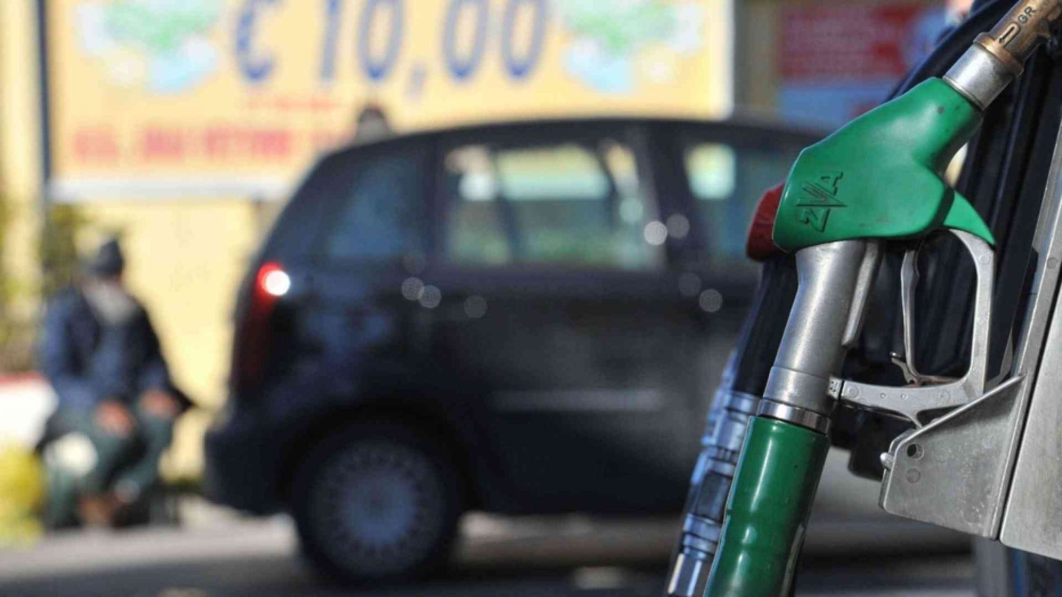 I prezzi di benzina e gasolio tornano ai livelli pre-Covid