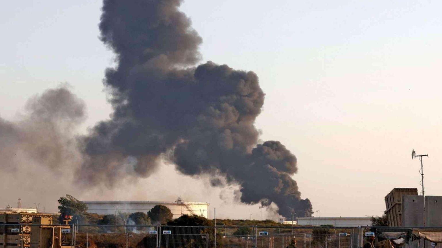 Razzi anche su Tel Aviv, raid contro Gaza. Ormai è guerra