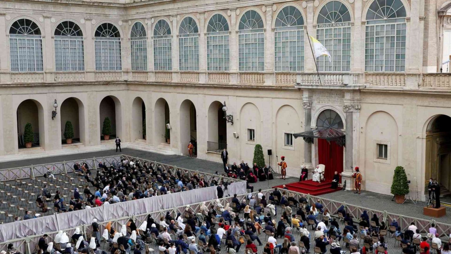 Il Papa ricorda l'attentato a Wojtyla. "Preghiamo la Madonna di Fatima"